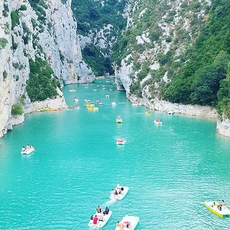 בית נופש Sous Les Etoiles En Provence, Les Bambous