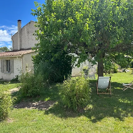 בית נופש Sous Les Etoiles En Provence, Les Bambous